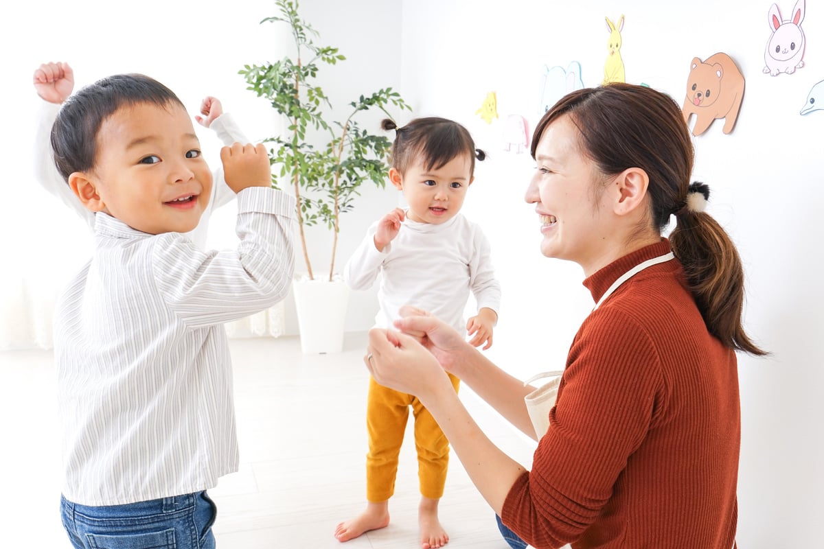 発達児童支援センターでABAセラピーを受けるお子さんと、その支援に当たる専門スタッフの写真。スタッフは個別のセラピーを通じて、発語や社会的スキルの向上をサポート。明るいセラピー室で、リラックスした環境の中でお子さんが安心して活動しています。横浜市、横須賀市、逗子市の地域で、発達支援や保育園での適応に悩むお子さんを対象に、効果的な支援を提供しています。
個別指導　児童発達　入学前　保育園　不安　子育て